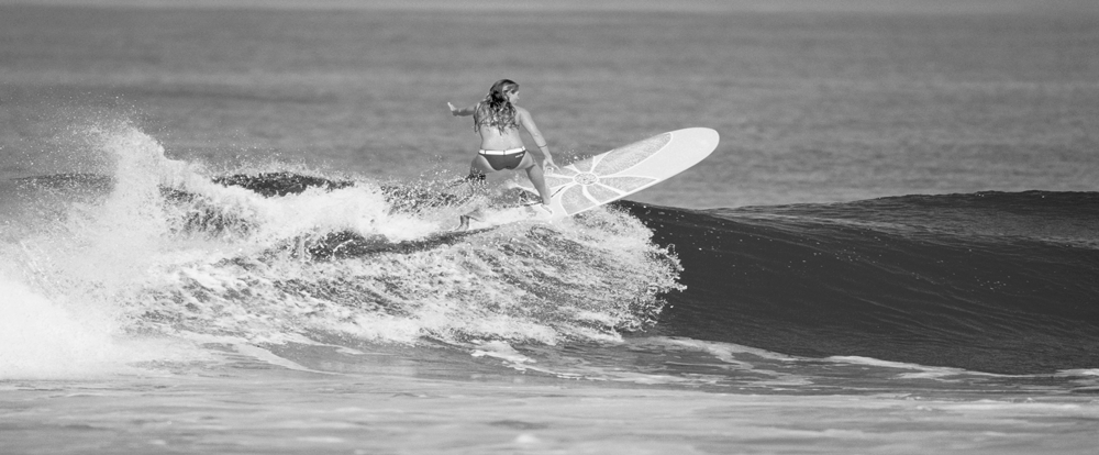 Surfande tjej på vågorna